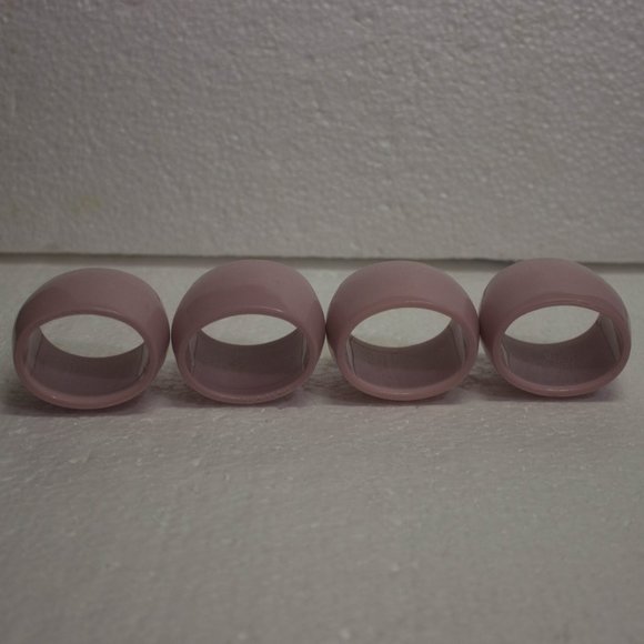 Set of 4 Plastic Mauve Colored Napkin RIngs - Picture 3 of 3